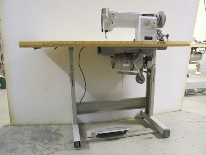 Б у промышленные швейные. Швейная машинка Durkopp 22 класса. Промышленная швейная машина стол Protex. Производственная швейная машина со столом. Швейная машинка Промышленная со столом.